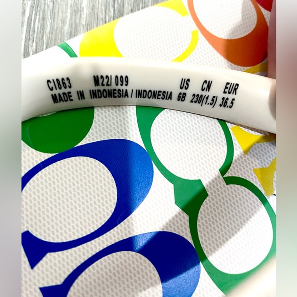 🌈💜 NWT COACH ZAK FLIP FLOPS IN SIGNATURE RAINBOW CANVAS! SiZE 6 or 36.5🩷🌈 - Picture 5 of 6